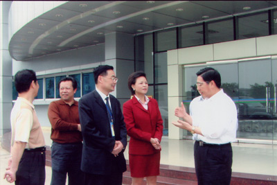 郭副主席与公司领导亲切的交谈